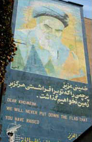 O que não faltam em Teerã são outdoors com imagens de Khomeini
