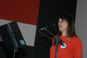 Com camisa do MST (a moda), a diretora Denise Garcia fala ao público do festival