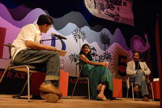 Kiran Desai e José Eduardo Agualusa (Foto: Walter Craveiro/Divulgação)